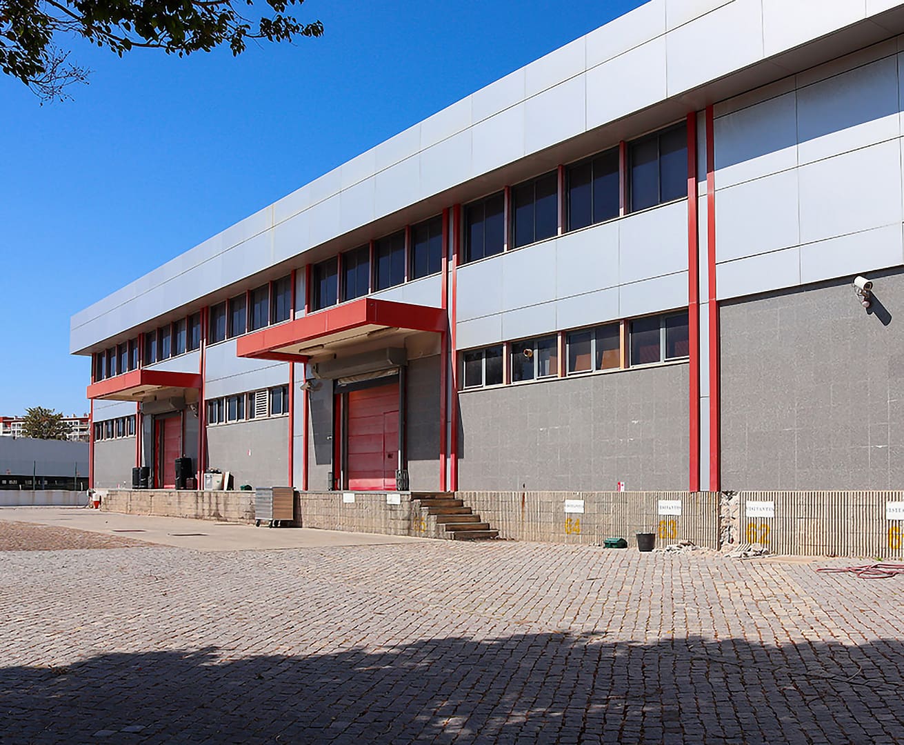 Fachada do Edifício Joyn HQ e docas de carga, em Carnaxide