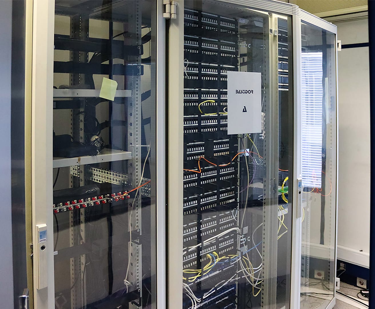 Data center com racks para servidores