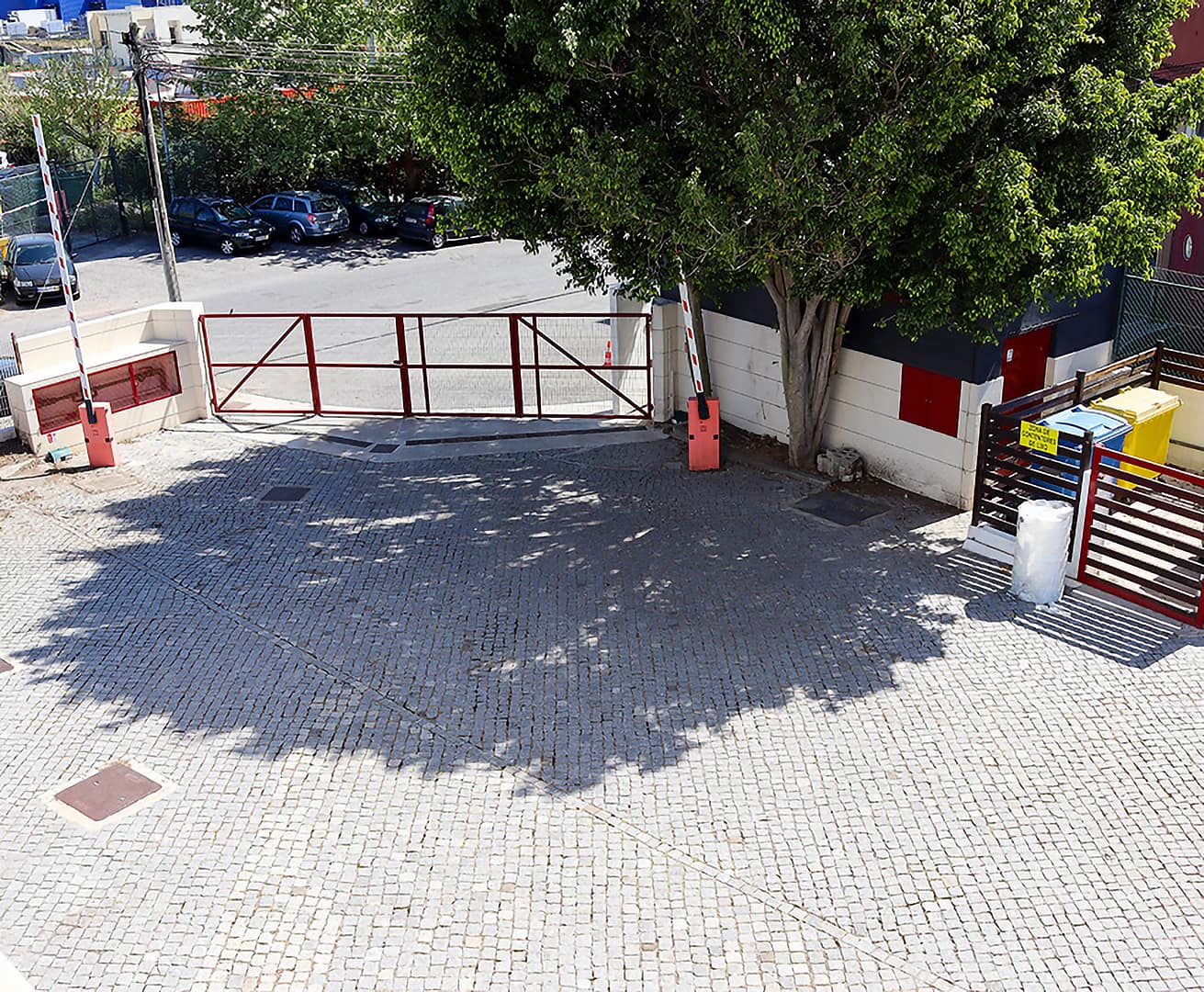 Entrada principal do edifício vista de cima