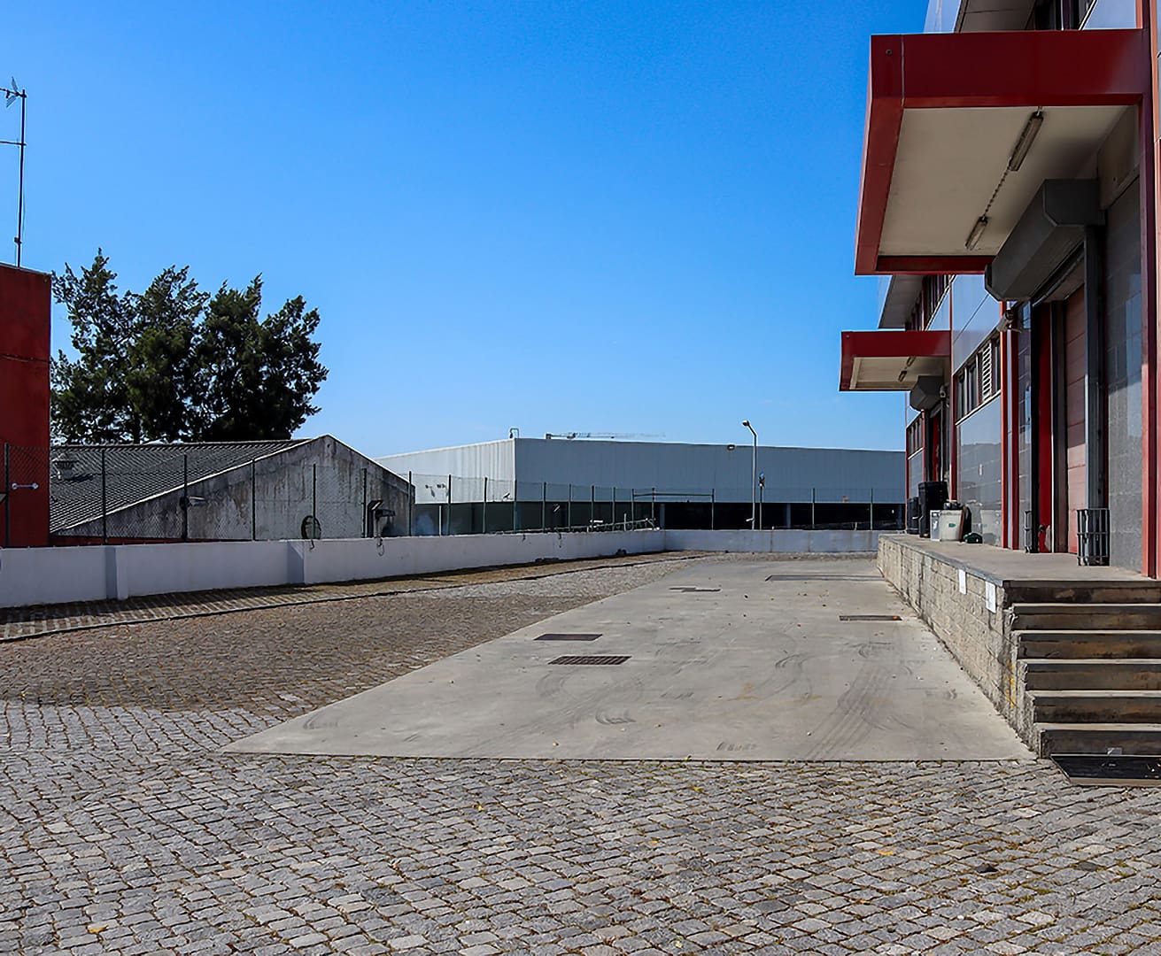 Zona exterior junto ao armazém