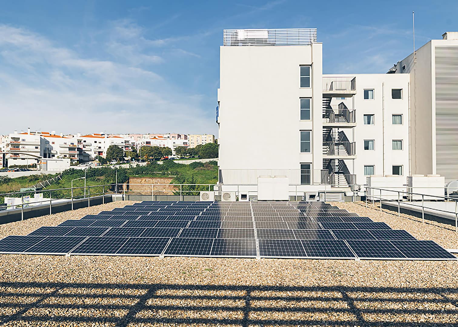 Painéis solares na cobertura do edifício