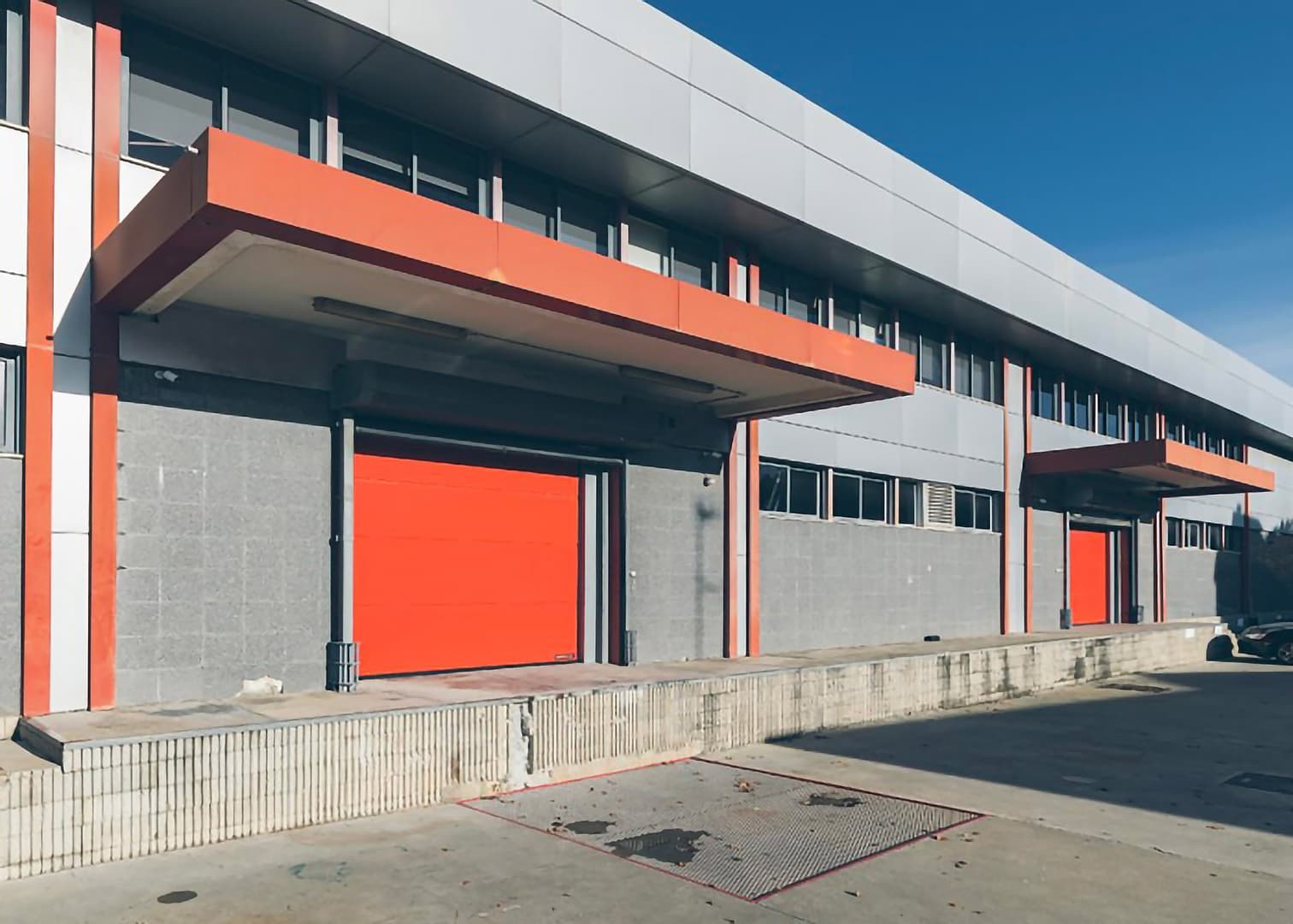 Docas de carga com plataforma elevatória