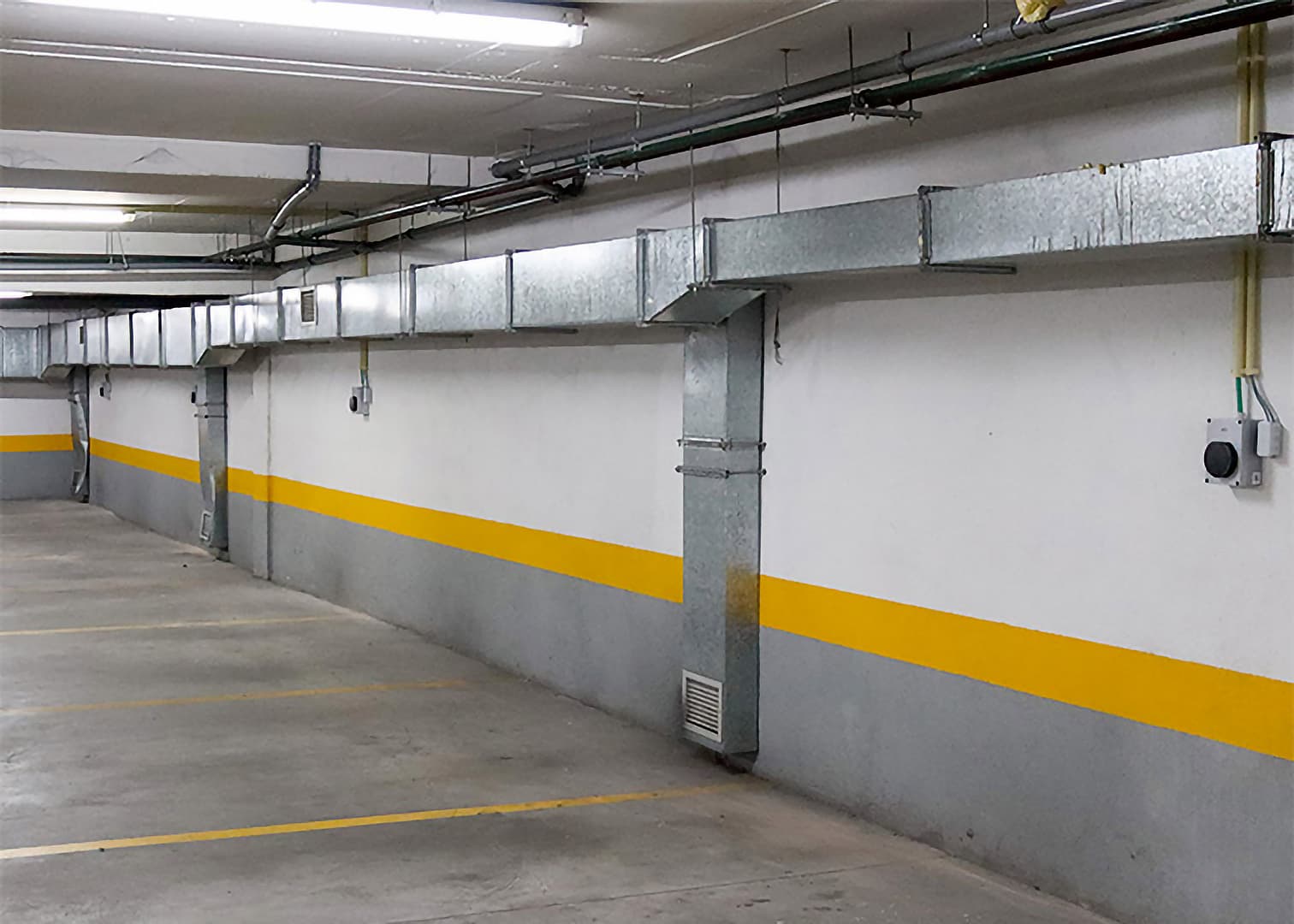 Garagem com carregadores para carros elétricos